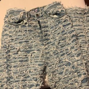 Men’s frayed jeans